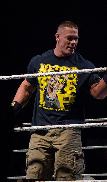 John Cena : un célèbre médecin soigne sa blessure du coude